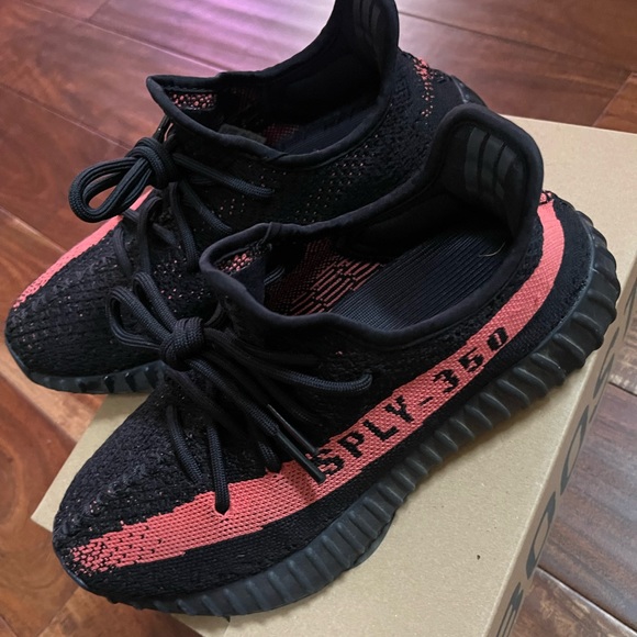 EUC Yeezy Boost 350 V2 Core Black Red size 5.5 - Picture 4 of 9